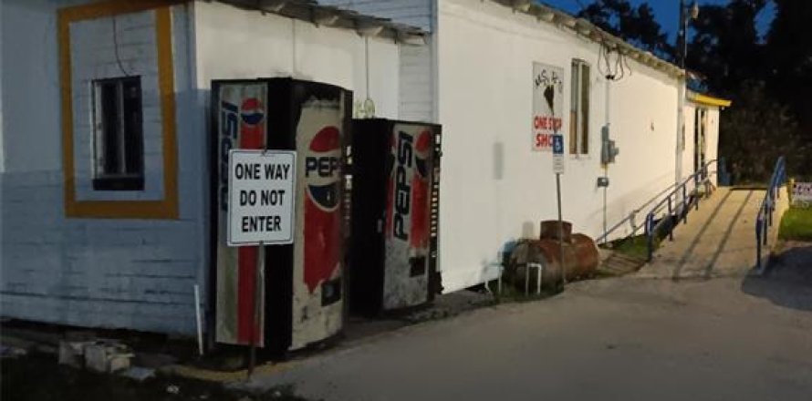 Commercial property in Live Oak, Florida 70.61 sq.m. № 1870076