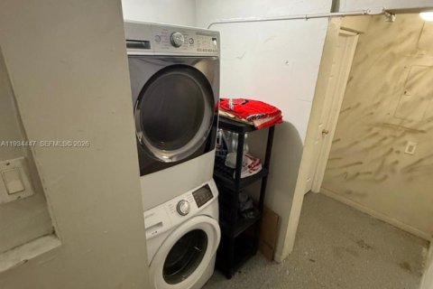 Townhouse in North Miami, Florida 1 bedroom, 139.35 sq.m. № 1996217 - photo 7