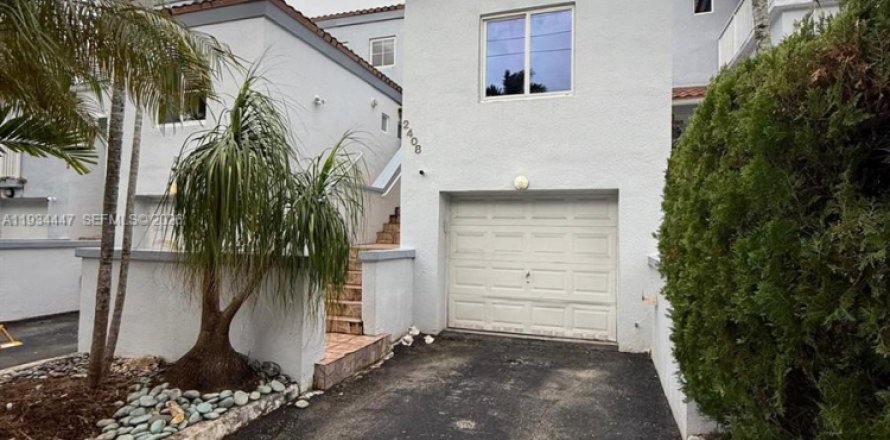 Townhouse in North Miami, Florida 1 bedroom, 139.35 sq.m. № 1996217