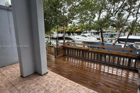Townhouse in North Miami, Florida 1 bedroom, 139.35 sq.m. № 1996217 - photo 2