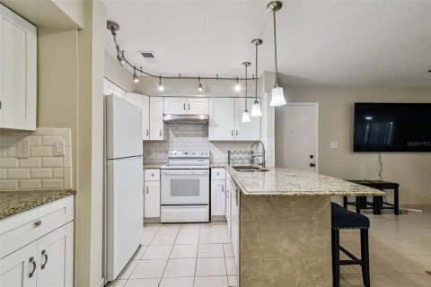 Condo in New Port Richey, Florida, 2 bedrooms  № 1855894 - photo 11