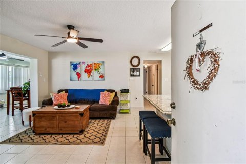 Condo in New Port Richey, Florida, 2 bedrooms  № 1855894 - photo 5