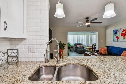 Condo in New Port Richey, Florida, 2 bedrooms  № 1855894 - photo 13