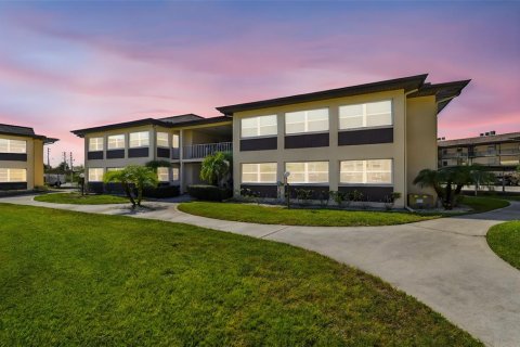 Condo in New Port Richey, Florida, 2 bedrooms  № 1855894 - photo 1