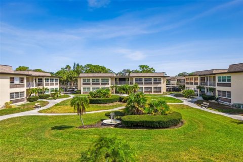 Condo in New Port Richey, Florida, 2 bedrooms  № 1855894 - photo 4