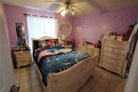 House in Cutler Bay, Florida 4 bedrooms, 131.27 sq.m. № 1927080 - photo 16