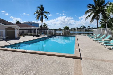 House in Cutler Bay, Florida 4 bedrooms, 131.27 sq.m. № 1927080 - photo 28