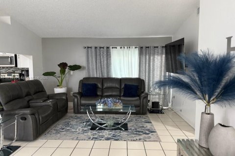 House in Cutler Bay, Florida 4 bedrooms, 131.27 sq.m. № 1927080 - photo 9