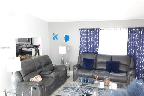 House in Cutler Bay, Florida 4 bedrooms, 131.27 sq.m. № 1927080 - photo 7