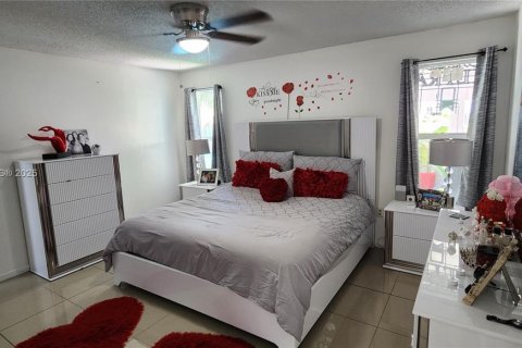 House in Cutler Bay, Florida 4 bedrooms, 131.27 sq.m. № 1927080 - photo 17