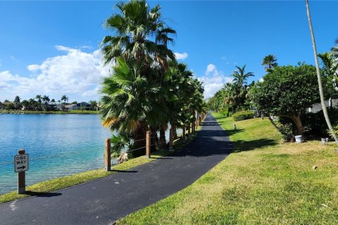 House in Cutler Bay, Florida 4 bedrooms, 131.27 sq.m. № 1927080 - photo 27