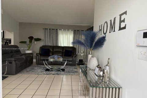 House in Cutler Bay, Florida 4 bedrooms, 131.27 sq.m. № 1927080 - photo 4