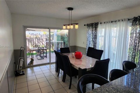 House in Cutler Bay, Florida 4 bedrooms, 131.27 sq.m. № 1927080 - photo 11