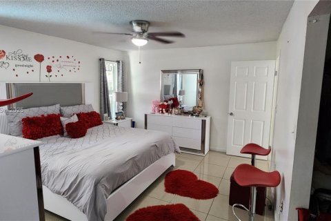 House in Cutler Bay, Florida 4 bedrooms, 131.27 sq.m. № 1927080 - photo 18