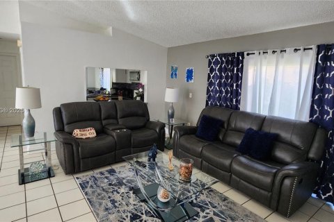 House in Cutler Bay, Florida 4 bedrooms, 131.27 sq.m. № 1927080 - photo 5