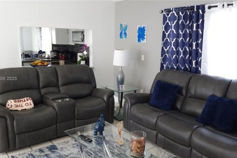 House in Cutler Bay, Florida 4 bedrooms, 131.27 sq.m. № 1927080 - photo 6