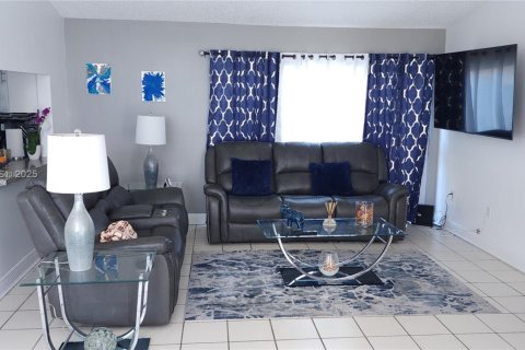 House in Cutler Bay, Florida 4 bedrooms, 131.27 sq.m. № 1927080 - photo 8