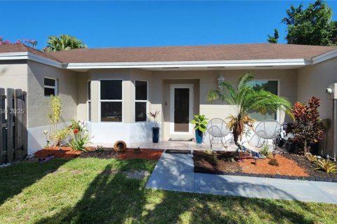 House in Cutler Bay, Florida 4 bedrooms, 131.27 sq.m. № 1927080 - photo 1