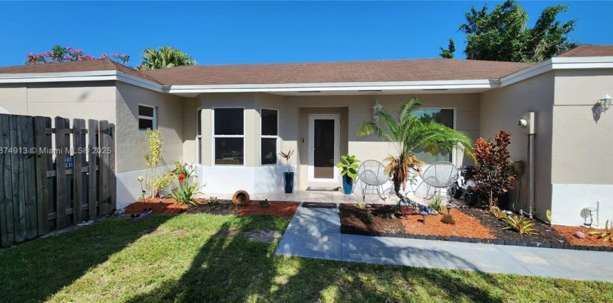 House in Cutler Bay, Florida 4 bedrooms, 131.27 sq.m. № 1927080