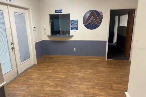 Propiedad comercial en alquiler en Gainesville, Florida, 342.25 m2 № 1575360 - foto 9