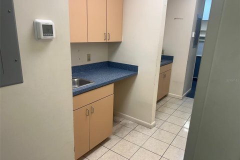 Propiedad comercial en alquiler en Gainesville, Florida, 342.25 m2 № 1575360 - foto 8