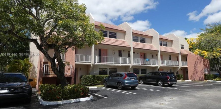 Townhouse in Coral Springs, Florida 3 bedrooms, 133.78 sq.m. № 2381401
