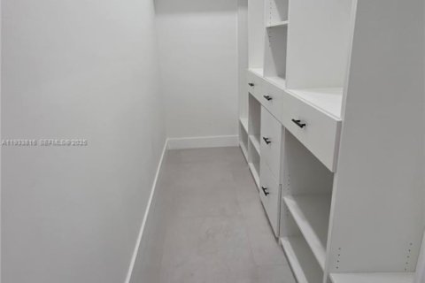 Снять в аренду виллу или дом в Майами, Флорида 4 спальни, 204.57м2, № 1992631 - фото 15