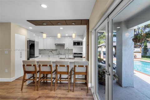 Casa en venta en Pembroke Pines, Florida, 3 dormitorios, 190.91 m2 № 2002658 - foto 9