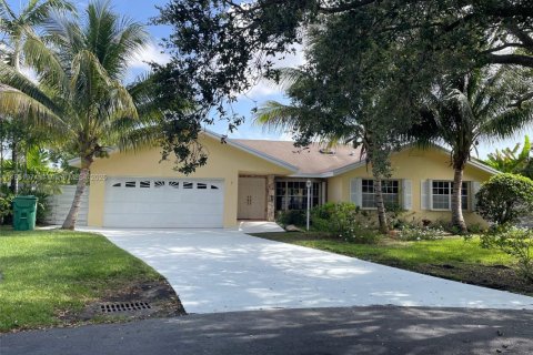 House in Miami, Florida 4 bedrooms, 259.66 sq.m. № 1809389 - photo 1