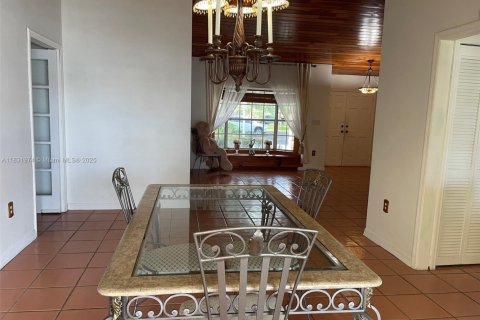 House in Miami, Florida 4 bedrooms, 259.66 sq.m. № 1809389 - photo 3