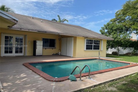 House in Miami, Florida 4 bedrooms, 259.66 sq.m. № 1809389 - photo 12
