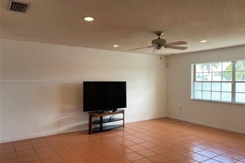 House in Miami, Florida 4 bedrooms, 259.66 sq.m. № 1809389 - photo 14