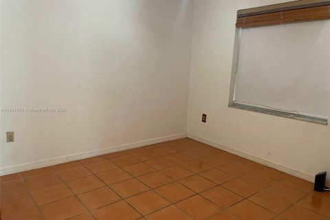 House in Miami, Florida 4 bedrooms, 259.66 sq.m. № 1809389 - photo 19
