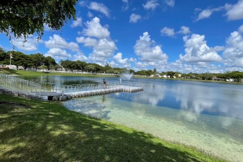 House in Miami, Florida 4 bedrooms, 259.66 sq.m. № 1809389 - photo 27