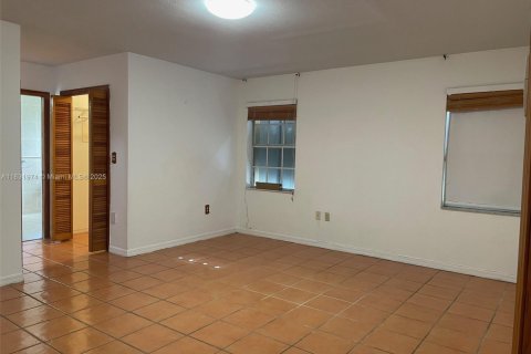 House in Miami, Florida 4 bedrooms, 259.66 sq.m. № 1809389 - photo 15