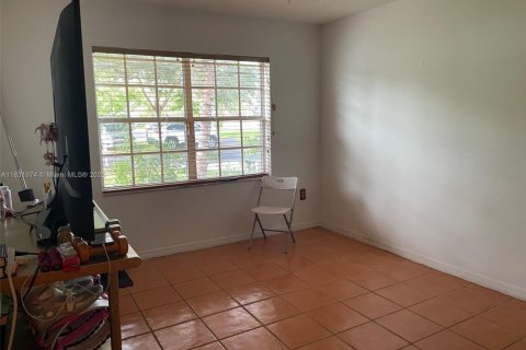 House in Miami, Florida 4 bedrooms, 259.66 sq.m. № 1809389 - photo 21