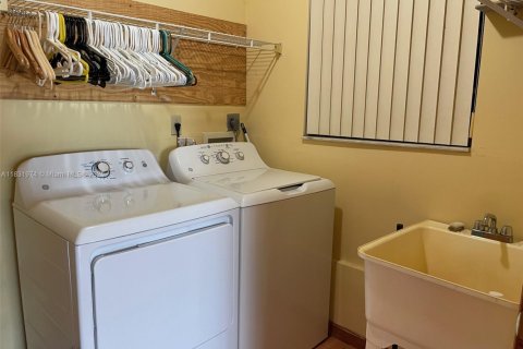 House in Miami, Florida 4 bedrooms, 259.66 sq.m. № 1809389 - photo 22