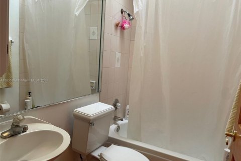 House in Miami, Florida 4 bedrooms, 259.66 sq.m. № 1809389 - photo 18