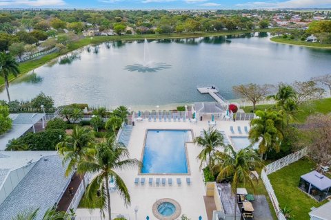 House in Miami, Florida 4 bedrooms, 259.66 sq.m. № 1809389 - photo 8