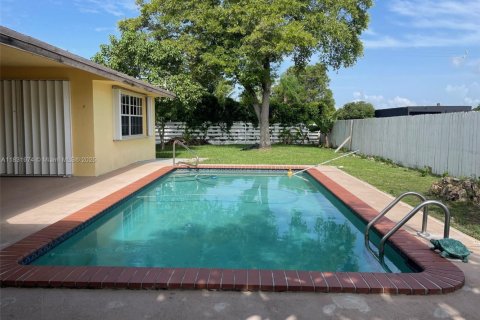 House in Miami, Florida 4 bedrooms, 259.66 sq.m. № 1809389 - photo 4