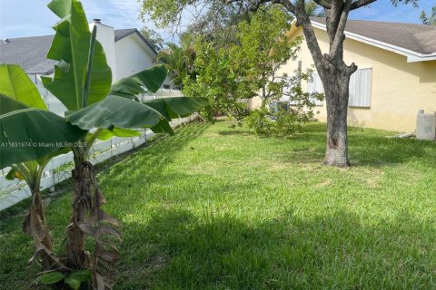 House in Miami, Florida 4 bedrooms, 259.66 sq.m. № 1809389 - photo 24