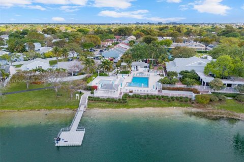 House in Miami, Florida 4 bedrooms, 259.66 sq.m. № 1809389 - photo 11