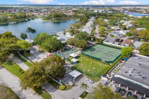 House in Miami, Florida 4 bedrooms, 259.66 sq.m. № 1809389 - photo 29