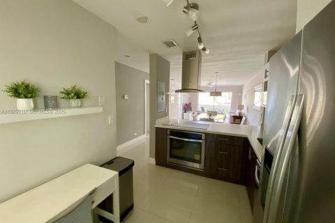 Condo in Key Biscayne, Florida, 2 bedrooms  № 1976990 - photo 21