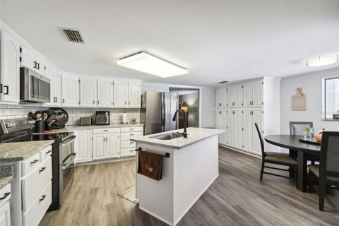 Casa en venta en Port Richey, Florida, 4 dormitorios, 294.41 m2 № 1904364 - foto 11