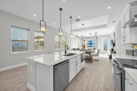 House in Orlando, Florida 4 bedrooms, 205.59 sq.m. № 1631408 - photo 9
