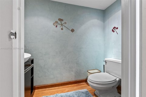 Condo in Miami, Florida, 1 bedroom  № 1998446 - photo 5