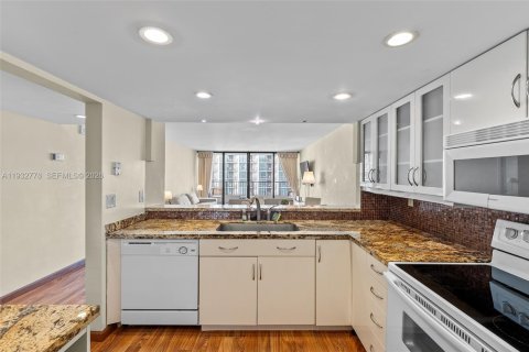 Condo in Miami, Florida, 1 bedroom  № 1998446 - photo 4