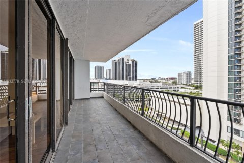 Condo in Miami, Florida, 1 bedroom  № 1998446 - photo 13