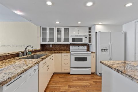 Condo in Miami, Florida, 1 bedroom  № 1998446 - photo 3